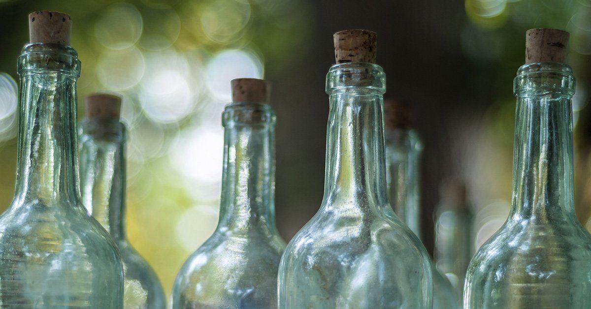 Glass Bottles vs. Plastic Bottles-Glass Bottle Outlet